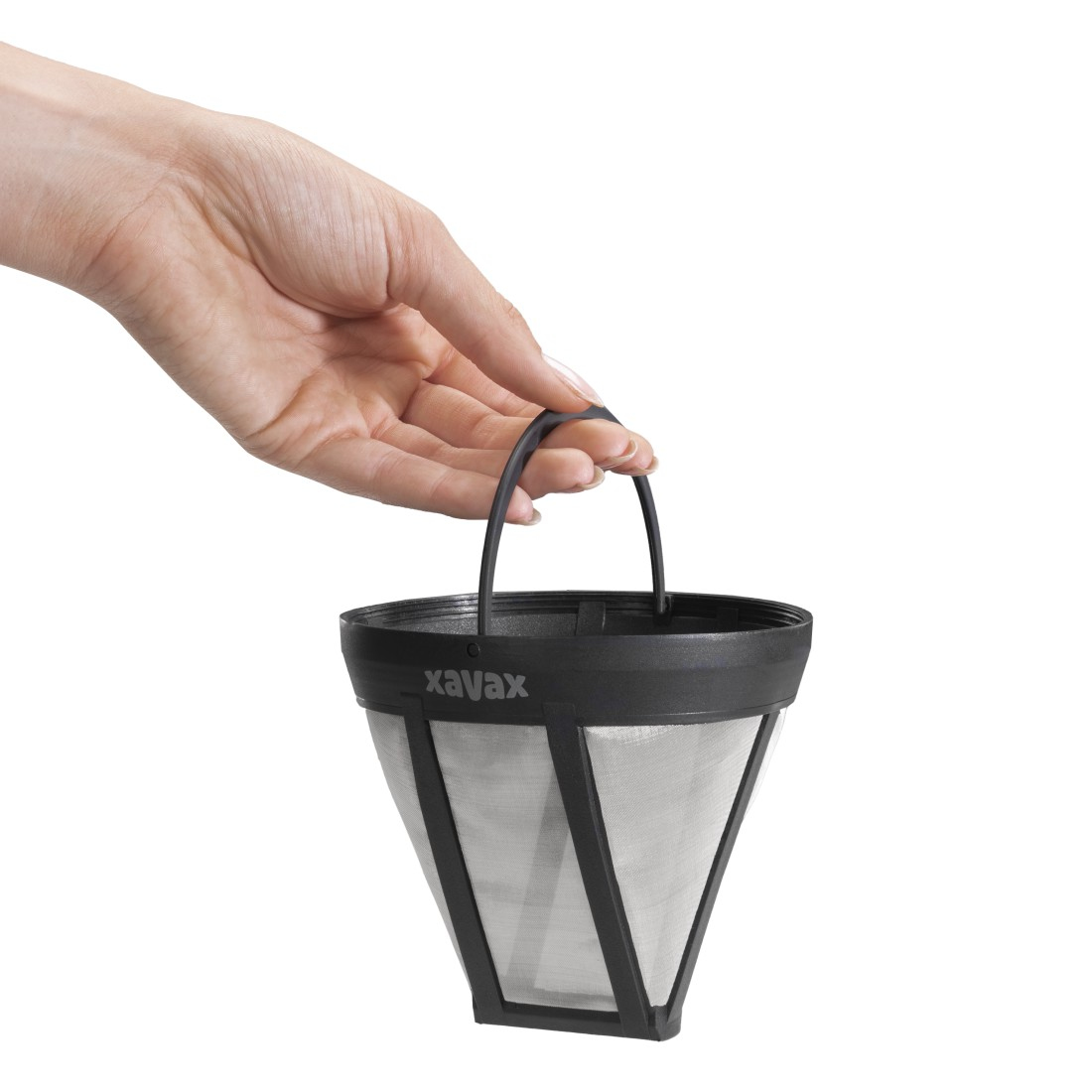 Eine Hand hält einen schwarzen Kaffeefilter mit Henkel über einem weißen Hintergrund.