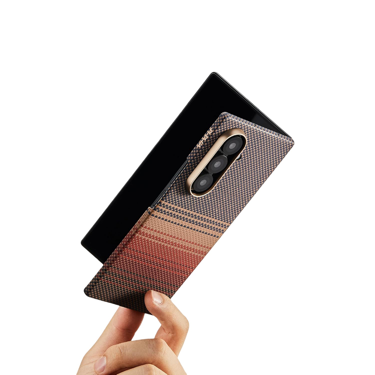 Dłoń trzyma otwarty smartfon w kratkowanym etui z trzema obiektywami.