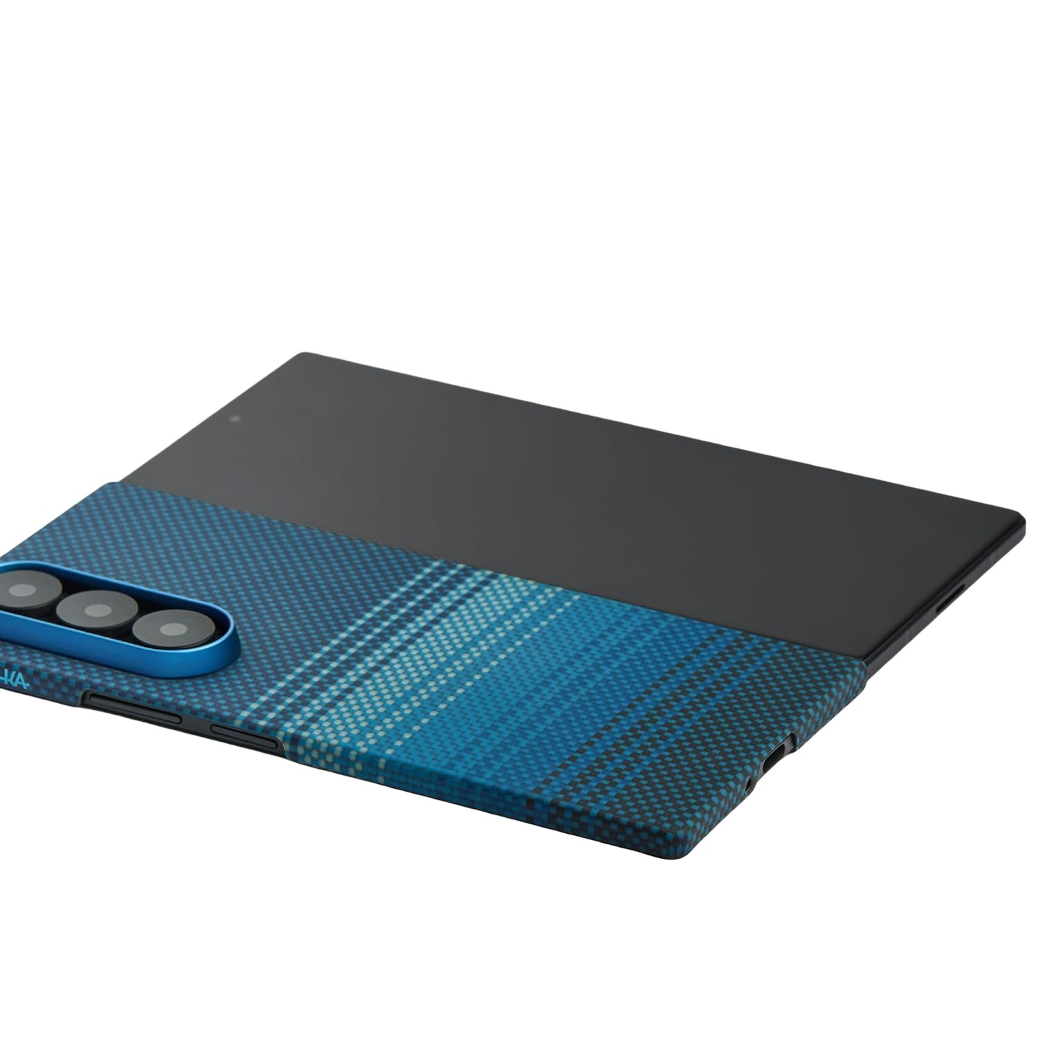 Smartfon z niebieskim wzorem karbonowym i czarnym ekranem, widziany z boku.