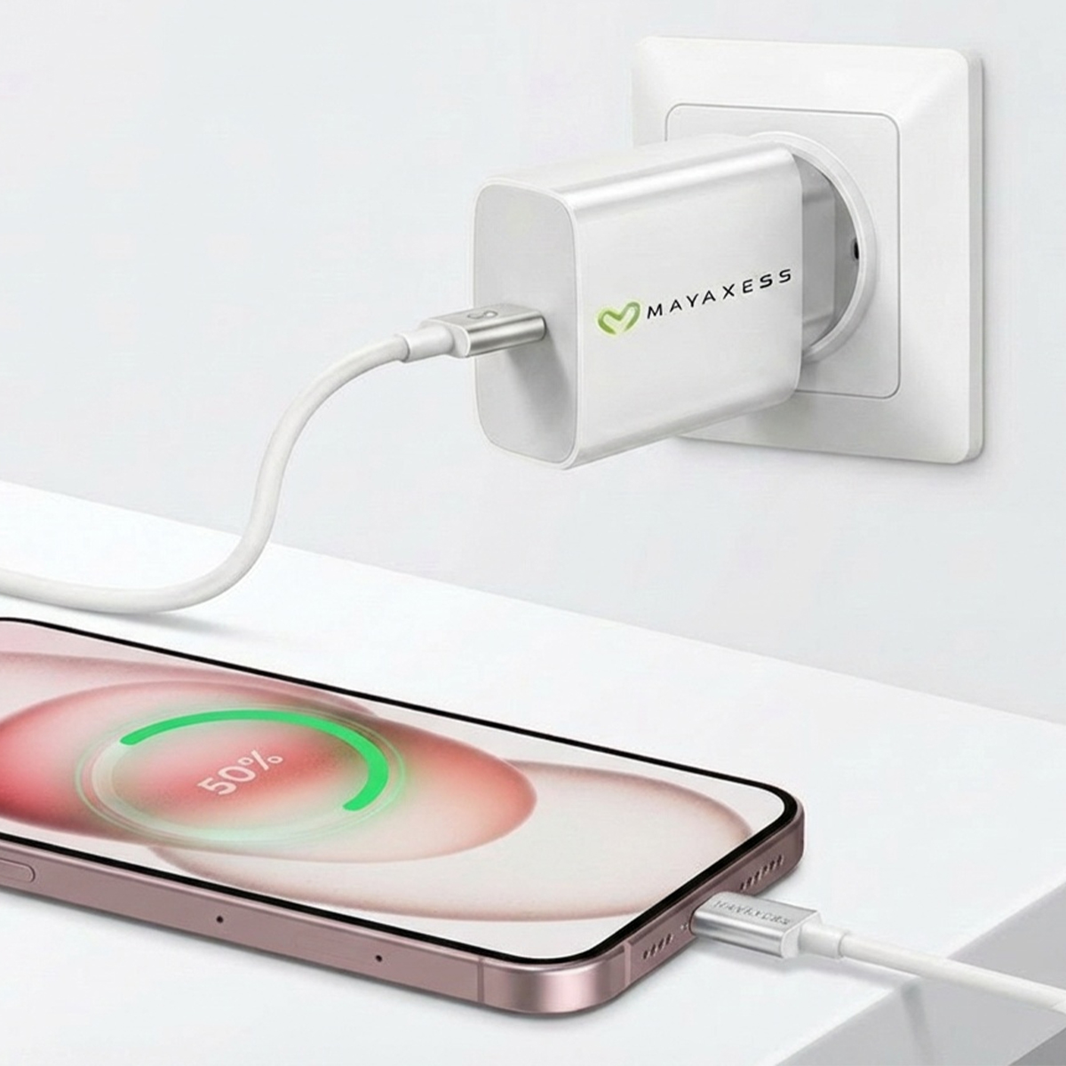 Un caricatore bianco è collegato a una presa a muro, connesso tramite cavo bianco a un telefono oro rosa che mostra il 50% di carica.