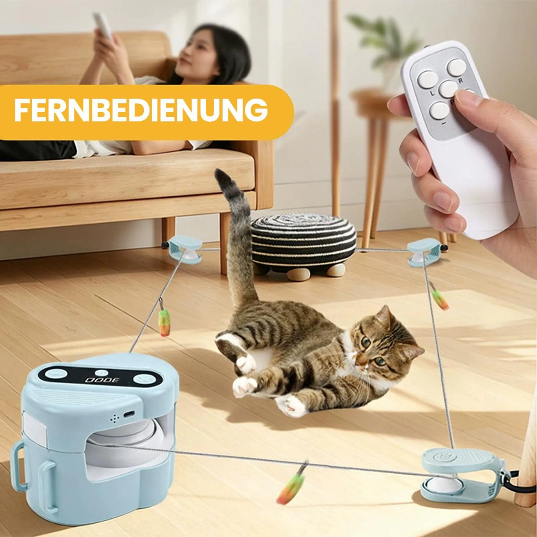 Katze spielt mit Spielzeug, das von einer Fernbedienung gesteuert wird.