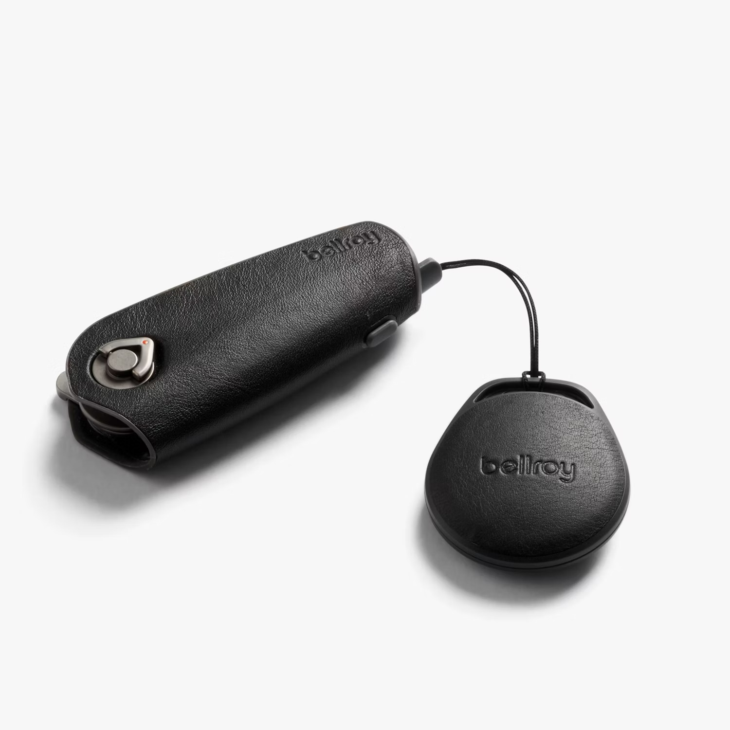 Czarny skórzany organizer na klucze i brelok z logo Bellroy na białym tle.