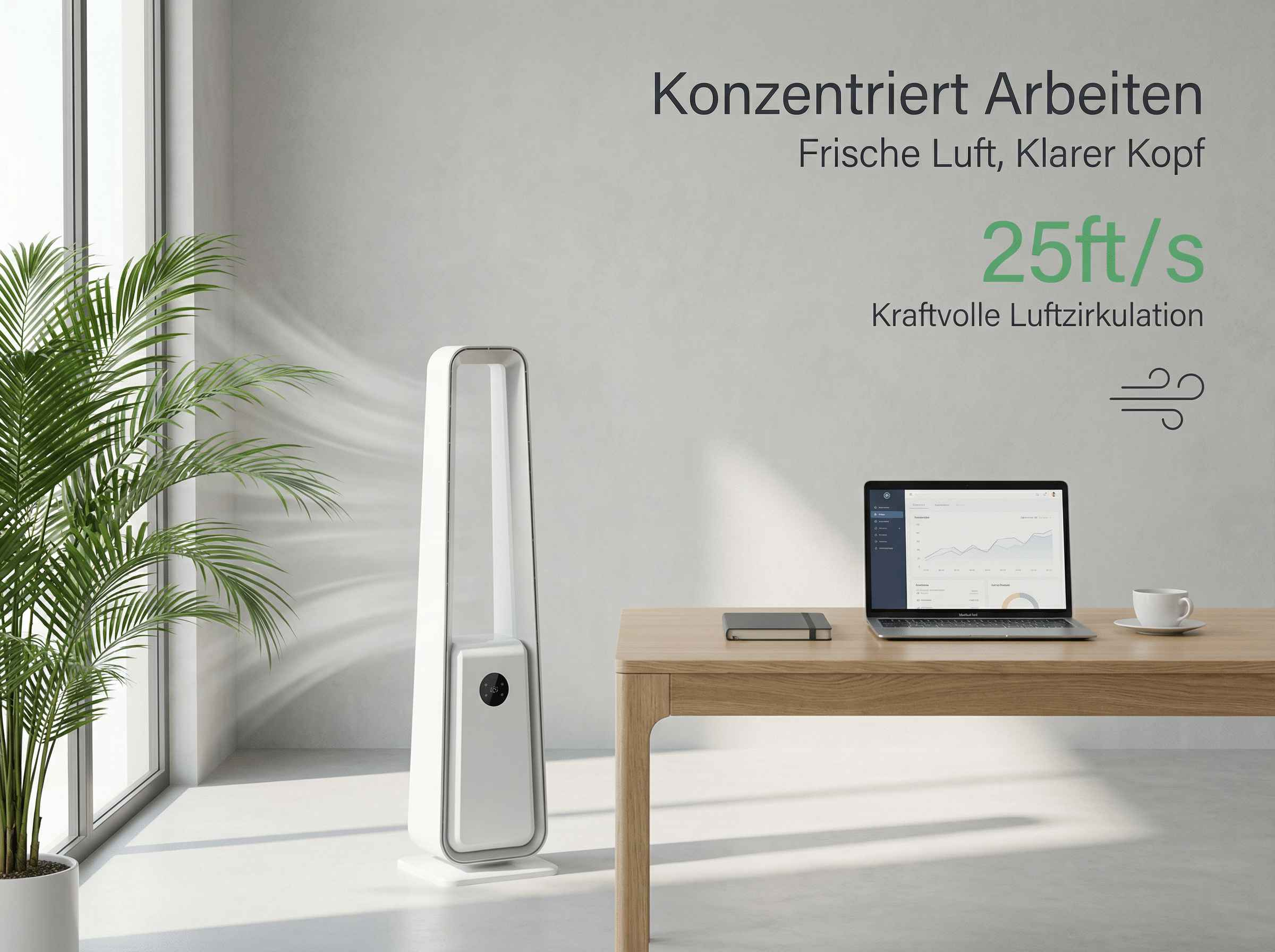 Ein hoher weißer Ventilator steht neben einem Tisch mit Laptop, Notizbuch und Kaffeetasse.