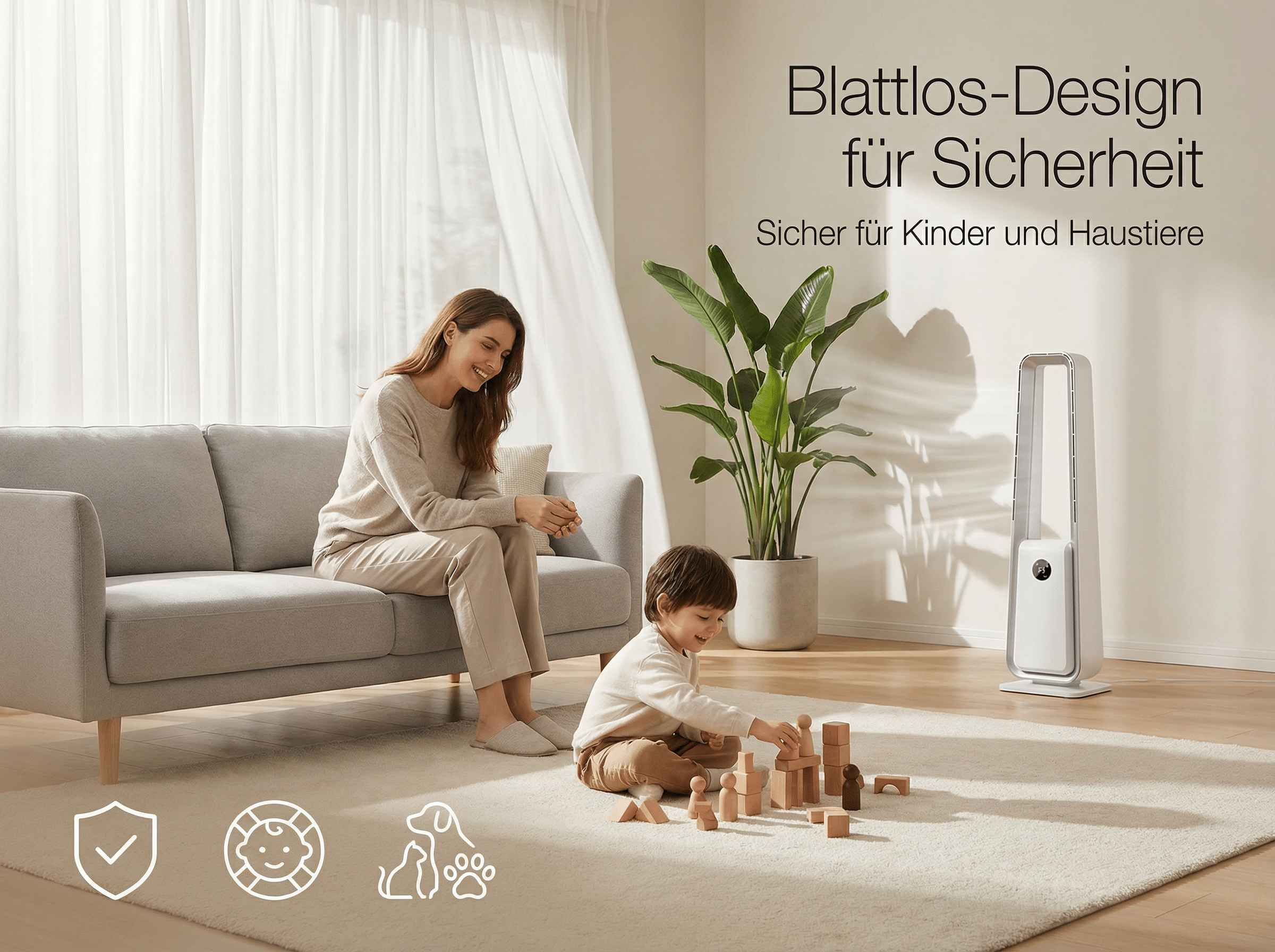 Frauen sitzen auf Sofa, Kind spielt mit Holzbausteinen, Ventilator, Pflanze.