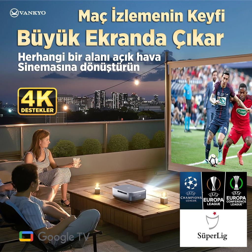 İnsanlar gece çatı terasında büyük ekranda futbol izliyor.