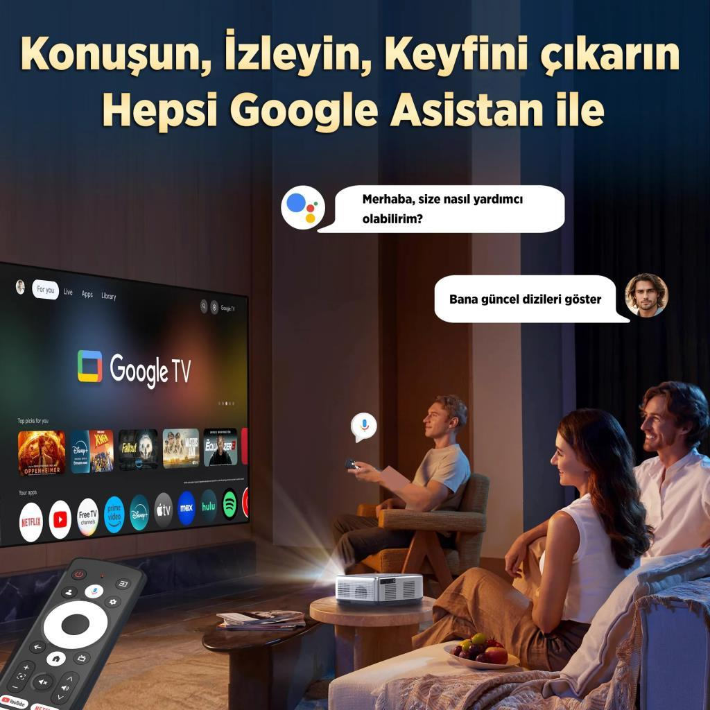Bir çift ve bir adam, projektör ışık huzmesi yansıtırken televizyon izliyor.