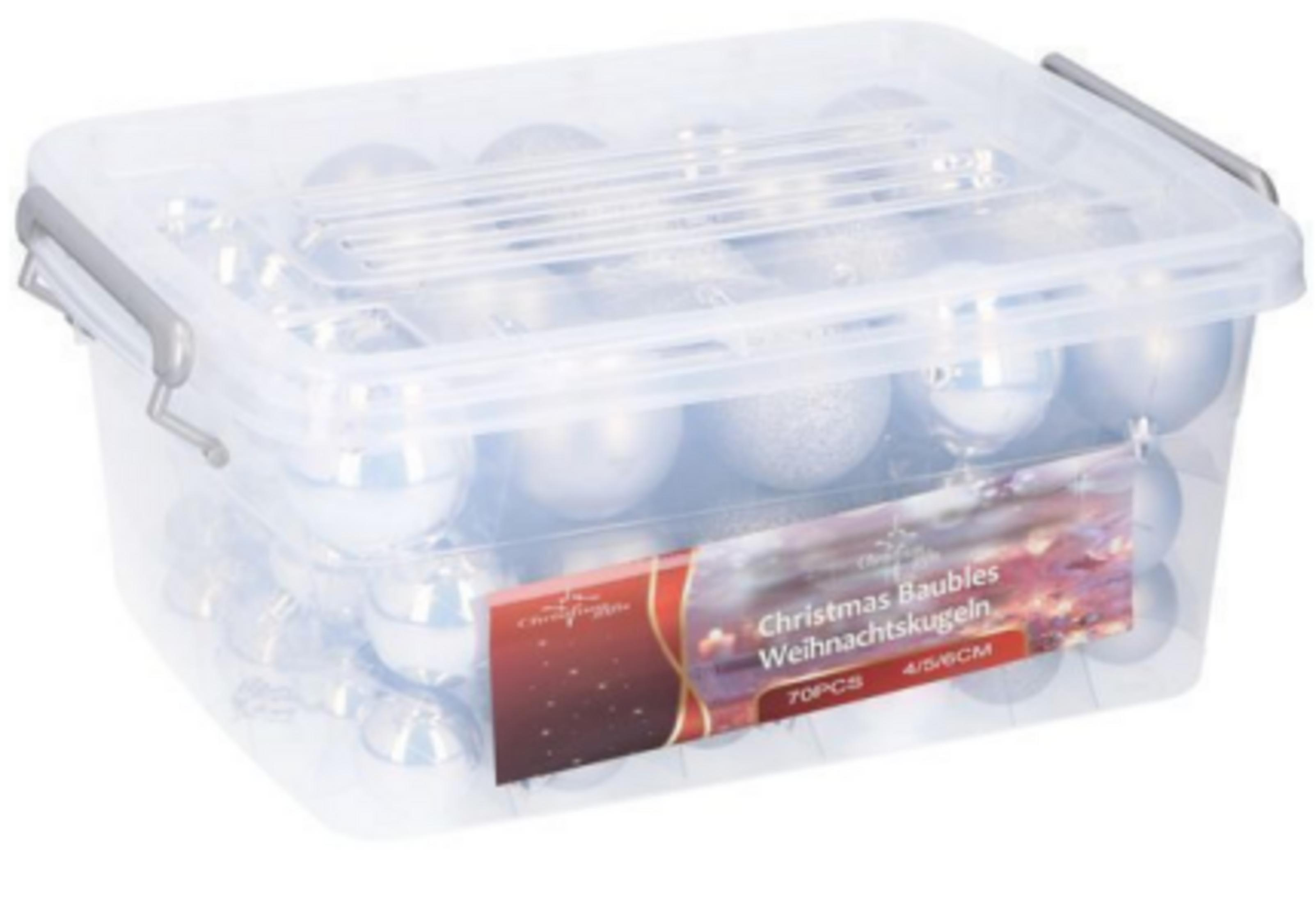 Een doorzichtige bak gevuld met veel zilveren kerstballen.