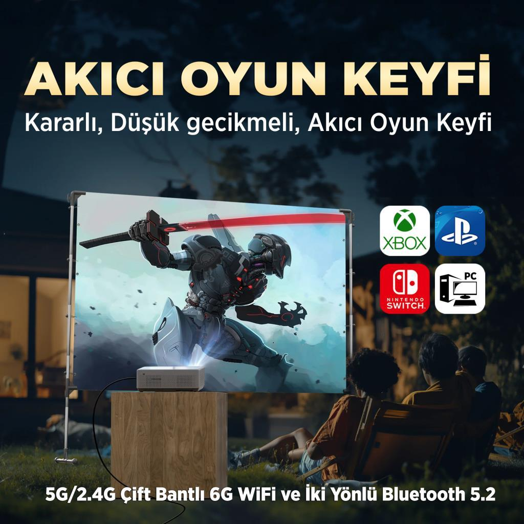 Projektör kırmızı kılıçlı robot gösteriyor; insanlar önünde oturuyor.