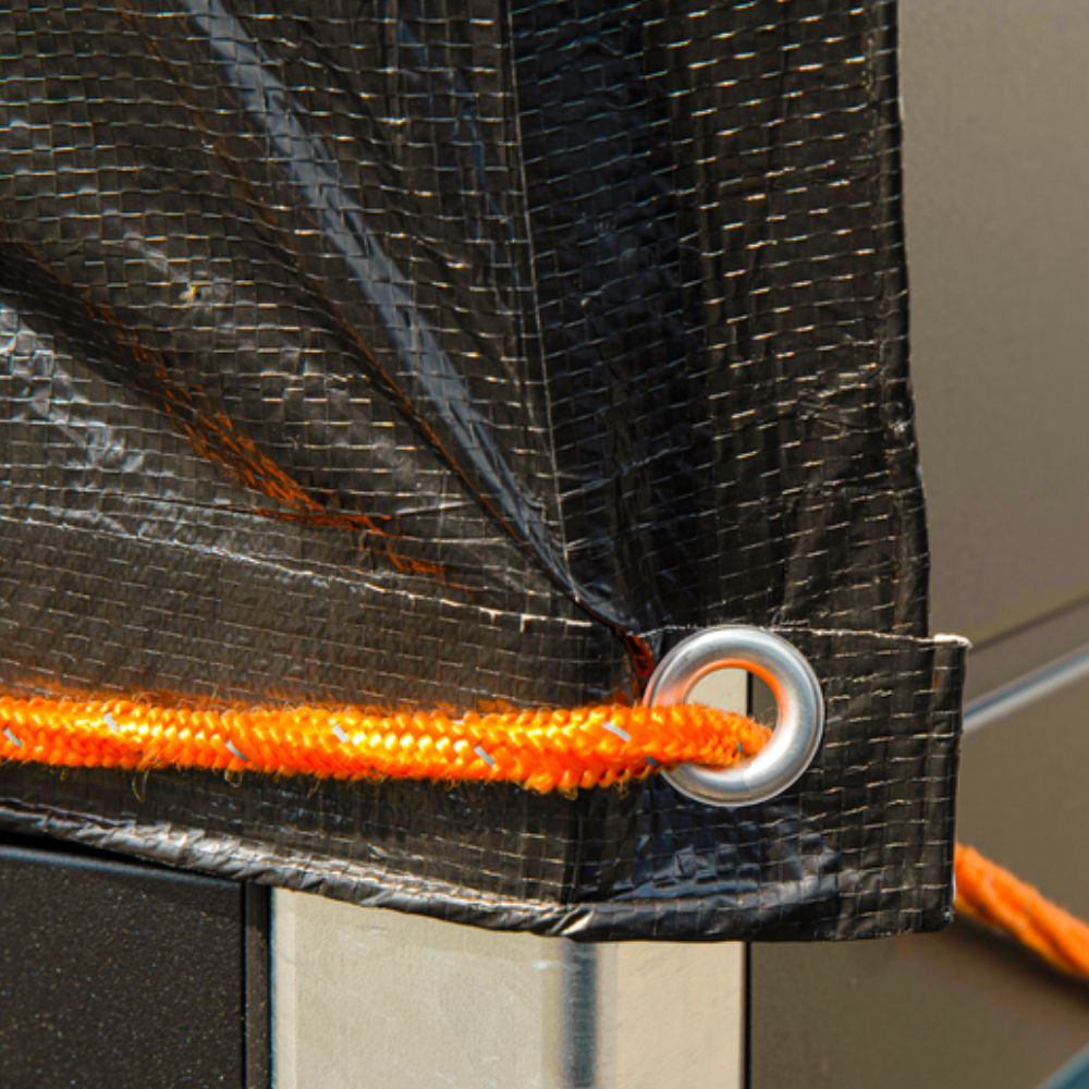 Zwarte tarp met oogje en oranje touw