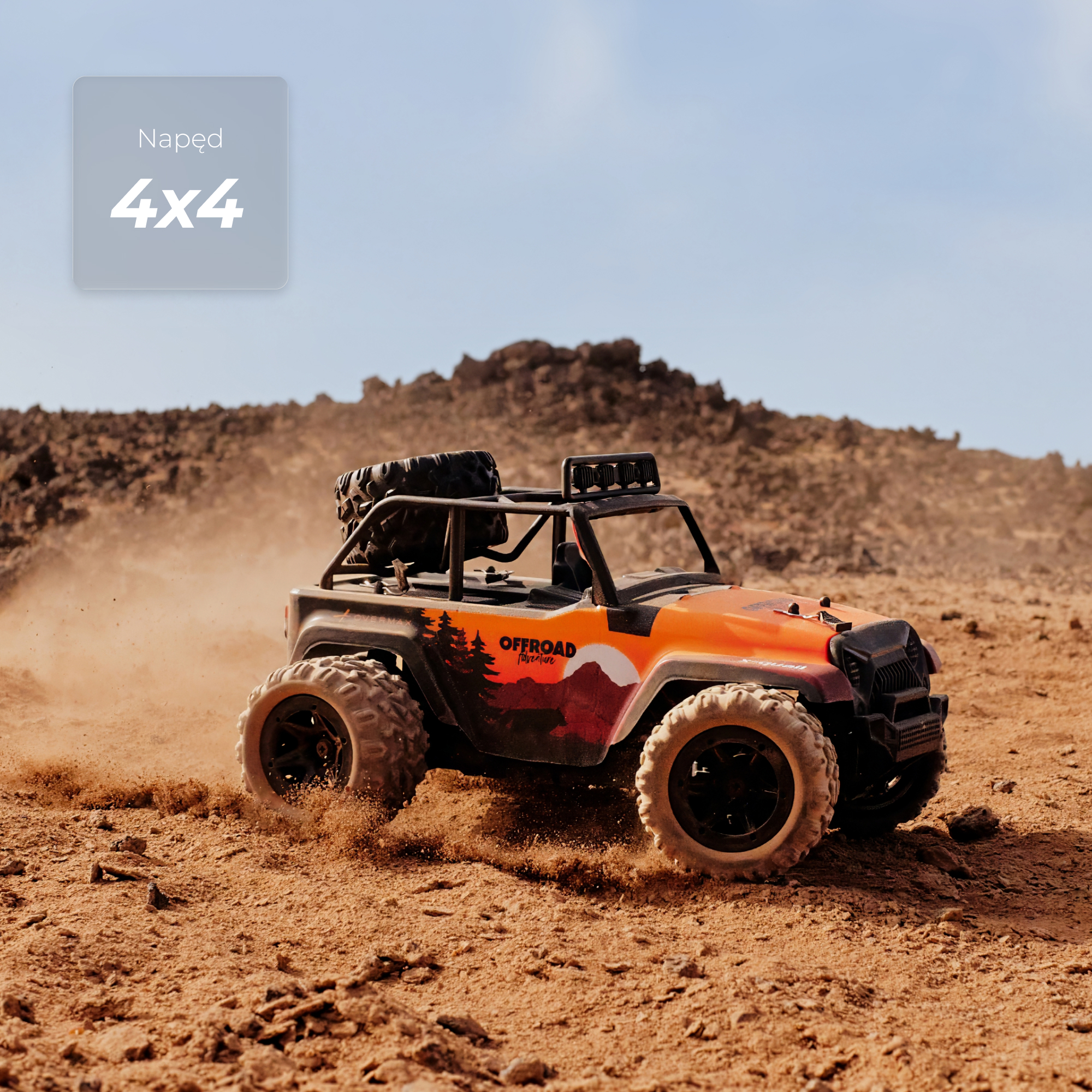 Ein orangefarner 4x4-RC-Buggy fährt durch staubiges Gelände mit Felsen und blauem Himmel.
