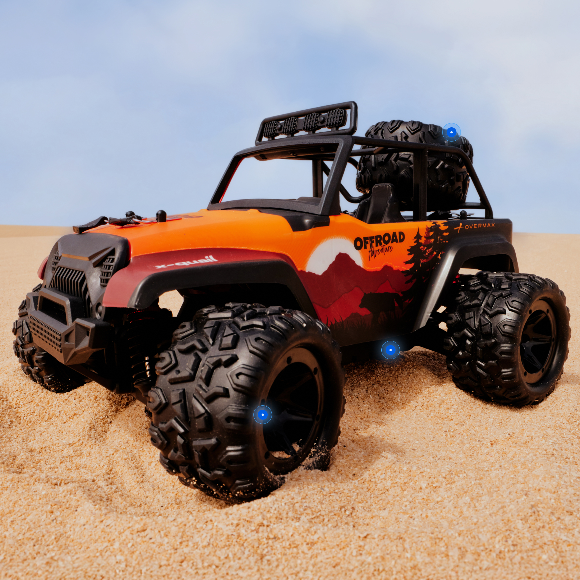Ein orangefarbener Geländewagen mit großen Reifen steht im Sand.