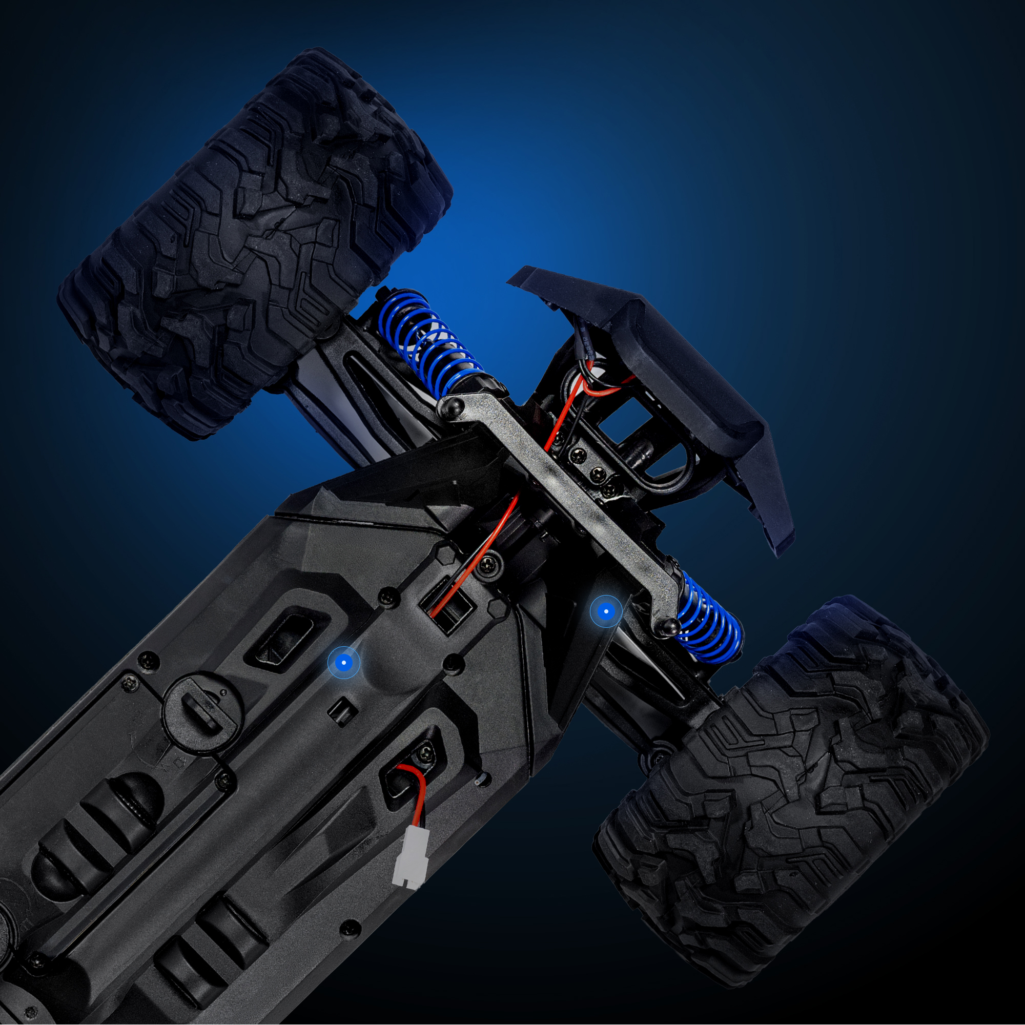 Schwarzes RC-Auto mit großen Reifen und blauen Stoßdämpfern, auf blauem Hintergrund.
