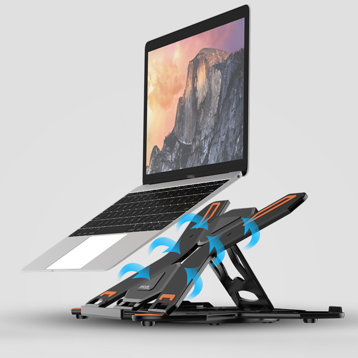 Ein Laptop steht auf einem schwarzen und orangefarbenen verstellbaren Ständer mit blauen Luftstromanzeigen.