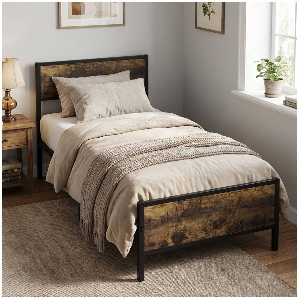 Ein Einzelbett mit Holz- und schwarzem Metallrahmen, hellbrauner Bettwäsche und Decke.