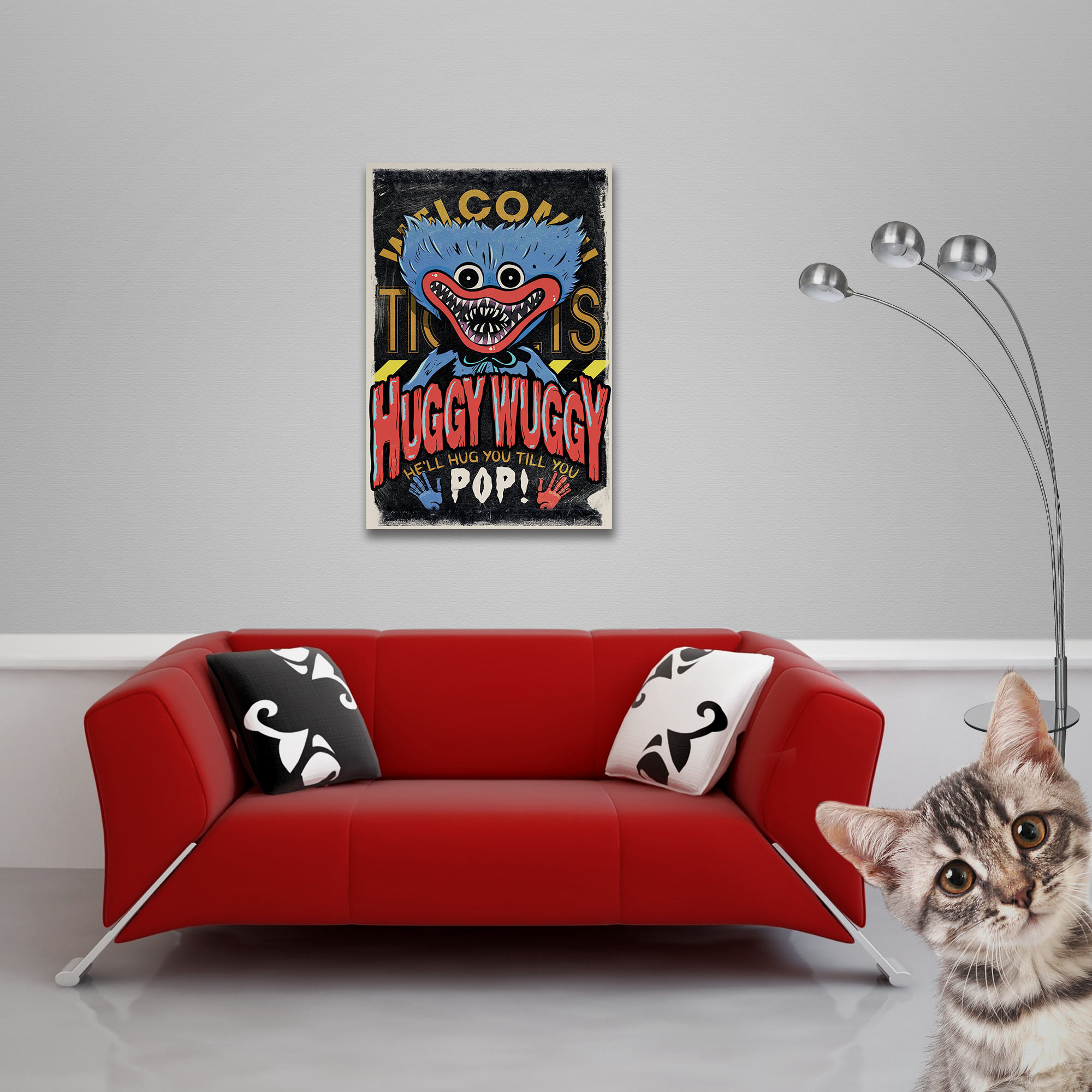 Ein rotes Sofa mit Kissen und einem Poster mit Huggy Wuggy über dem Sofa.