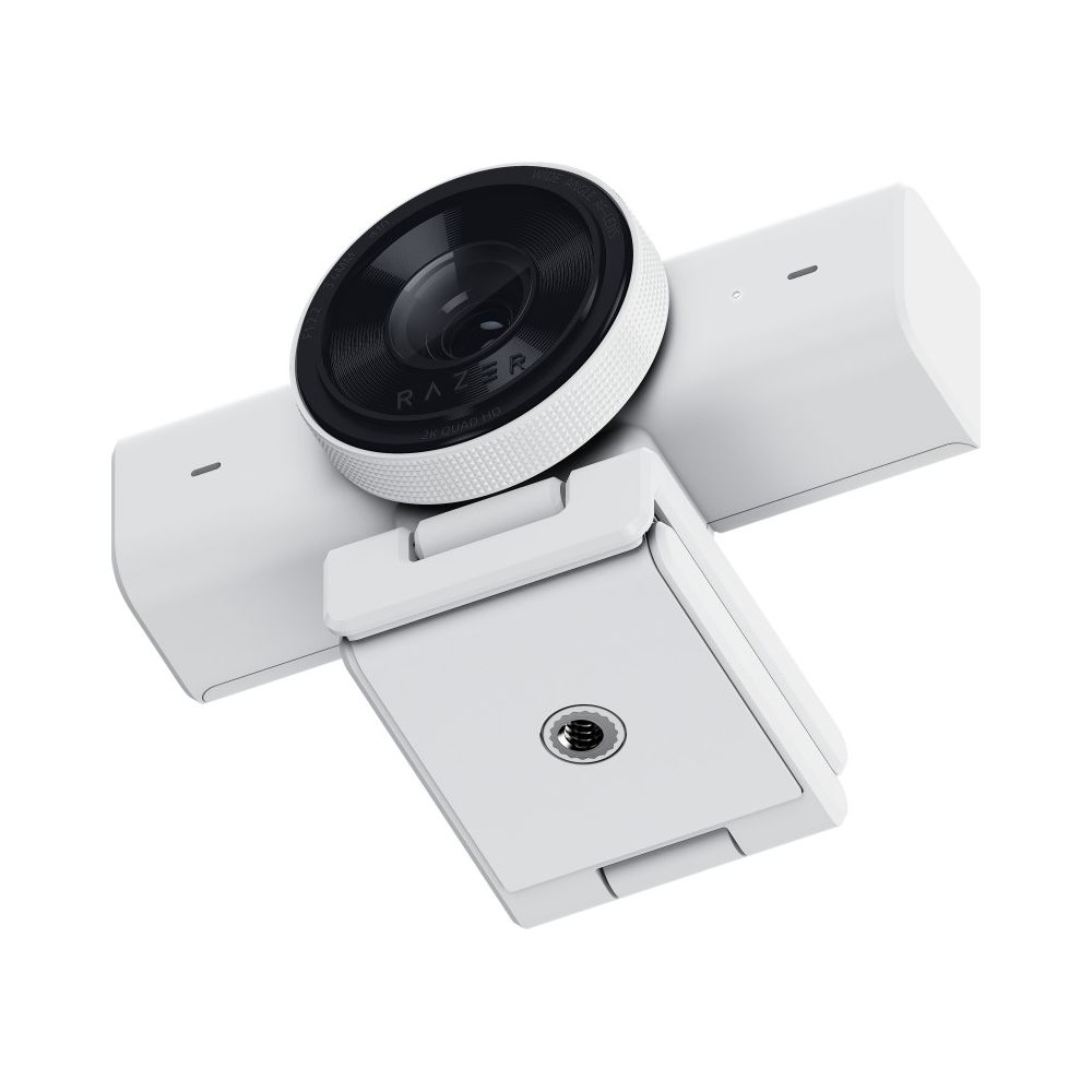 Una webcam Razer bianca con obiettivo grandangolare e supporto regolabile su sfondo bianco.