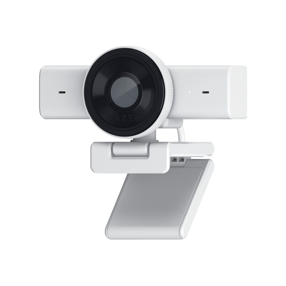 Una webcam Razer bianca con obiettivo nero e clip regolabile è mostrata su sfondo bianco.