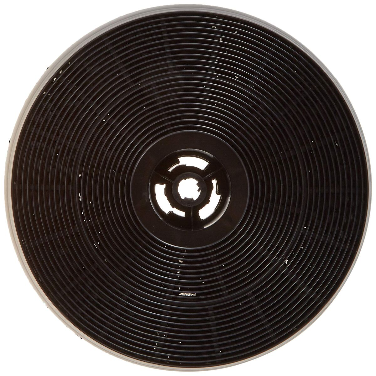 Un filtro a carbone nero con scanalature concentriche e un'apertura centrale.