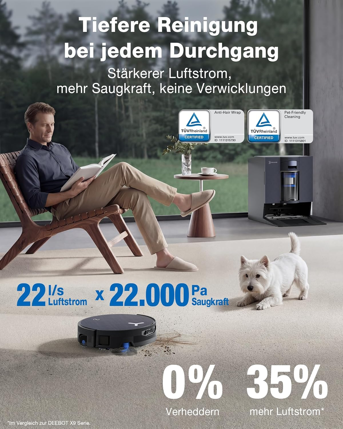 Ein Mann liest ein Buch, während ein Saugroboter und ein Hund auf dem Teppich sind.