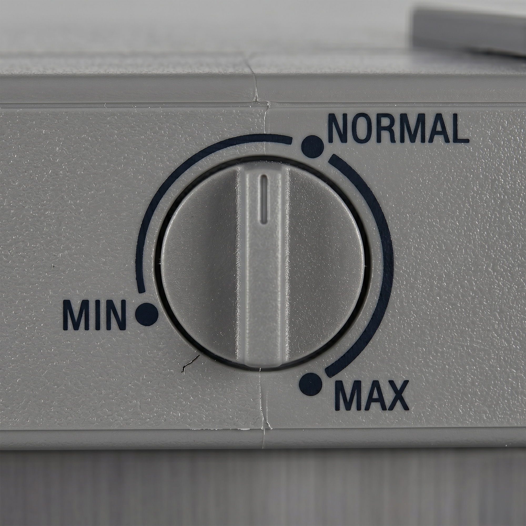 Grauer Drehknopf mit Beschriftungen MIN, NORMAL und MAX.