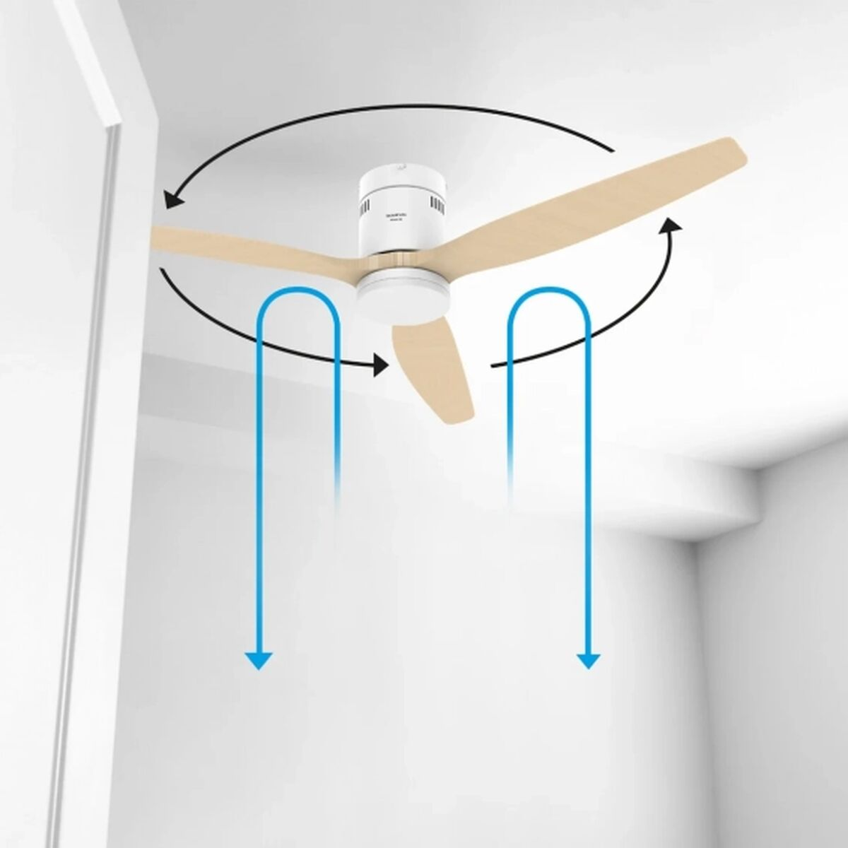 Ventilador de techo con tres aspas de madera, mostrando flujo de aire con flechas.