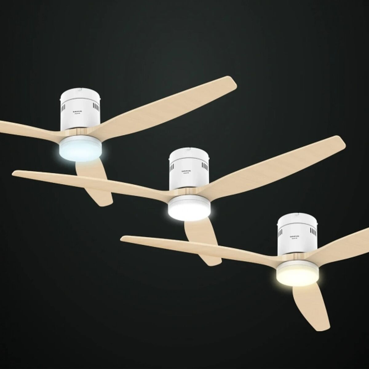Tres ventiladores de techo modernos con aspas beige y luces blancas sobre fondo negro.