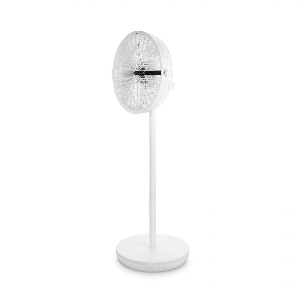 Un ventilador de pedestal blanco con base redonda y cabezal ajustable.