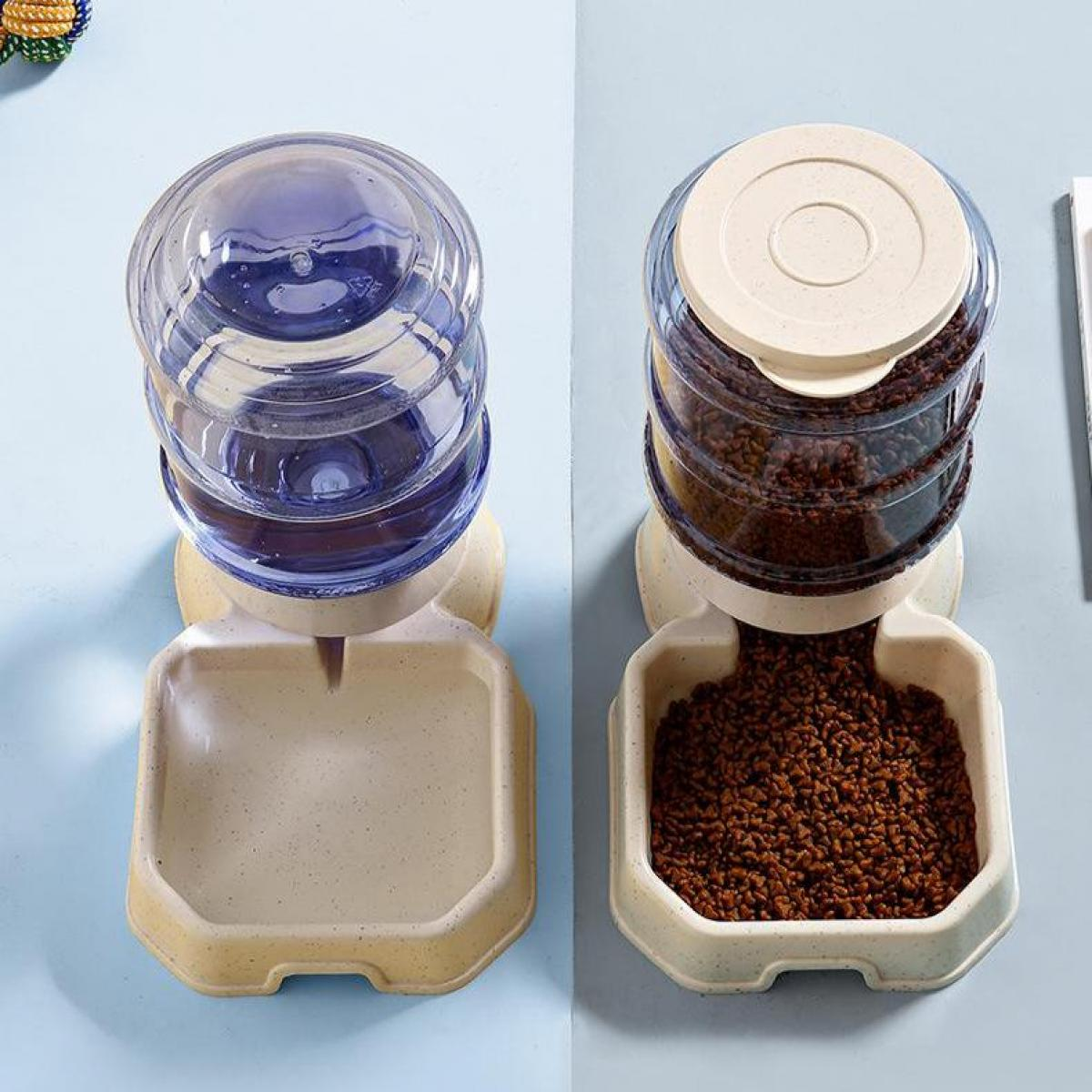 Ein halbierter Wasserspender für Haustiere zeigt Wasser und Futter. Ein Spender mit Wasser, der andere mit braunem Futter.