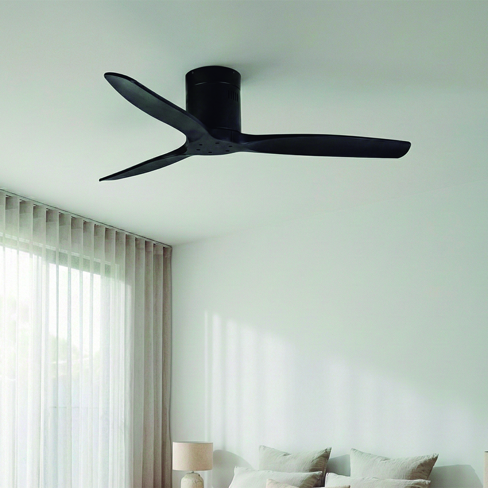 Un ventilador de techo negro de montaje a ras con tres aspas en una habitación blanca.