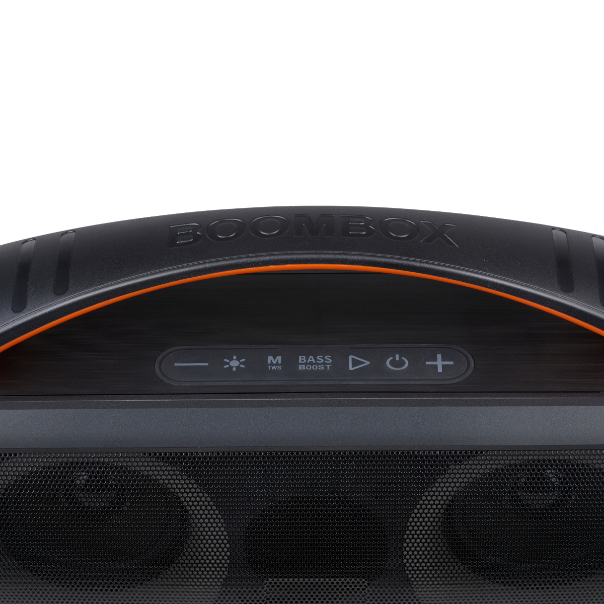 Close-up van een zwarte boombox speaker met oranje accenten en bedieningsknoppen.