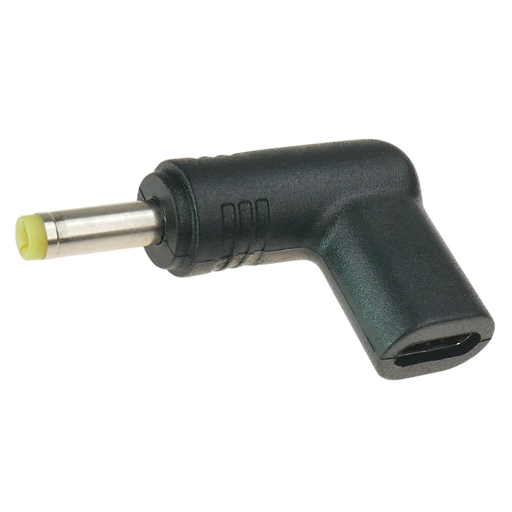 Czarny adapter kątowy z okrągłą metalową wtyczką i portem USB-C.