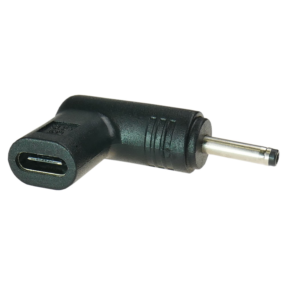 Czarny adapter USB-C do DC w kształcie litery L z metalowym bolcem.