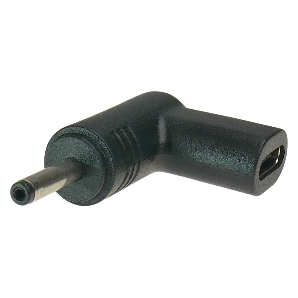 Czarny adapter pod kątem 90 stopni z okrągłą wtyczką i portem USB-C.