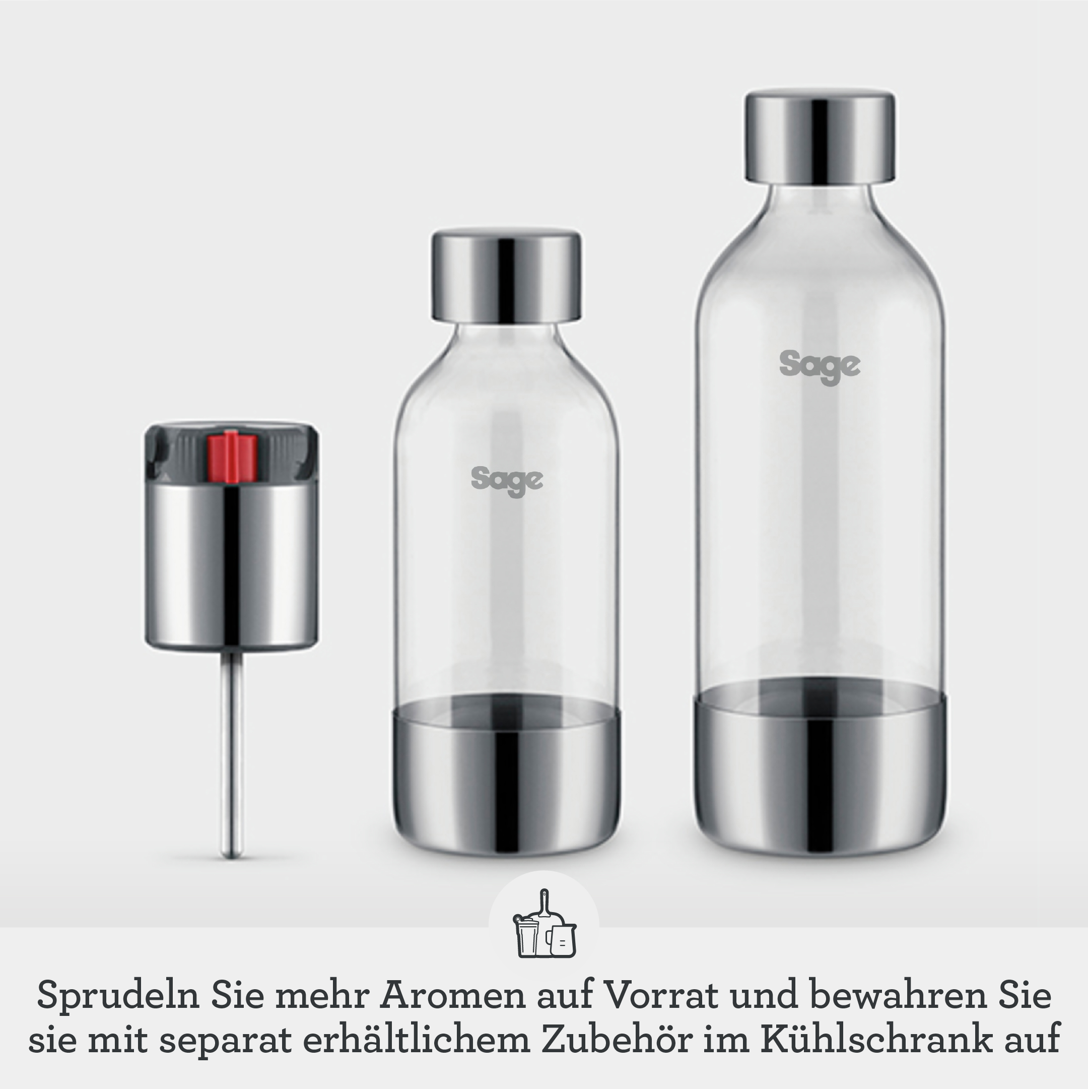 Drei Sage-Flaschen und ein Sprudelaufsatz auf grauem Hintergrund.