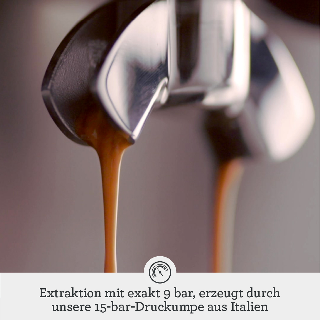Espresso fließt aus einer Kaffeemaschine in einem Nahaufnahmebild.