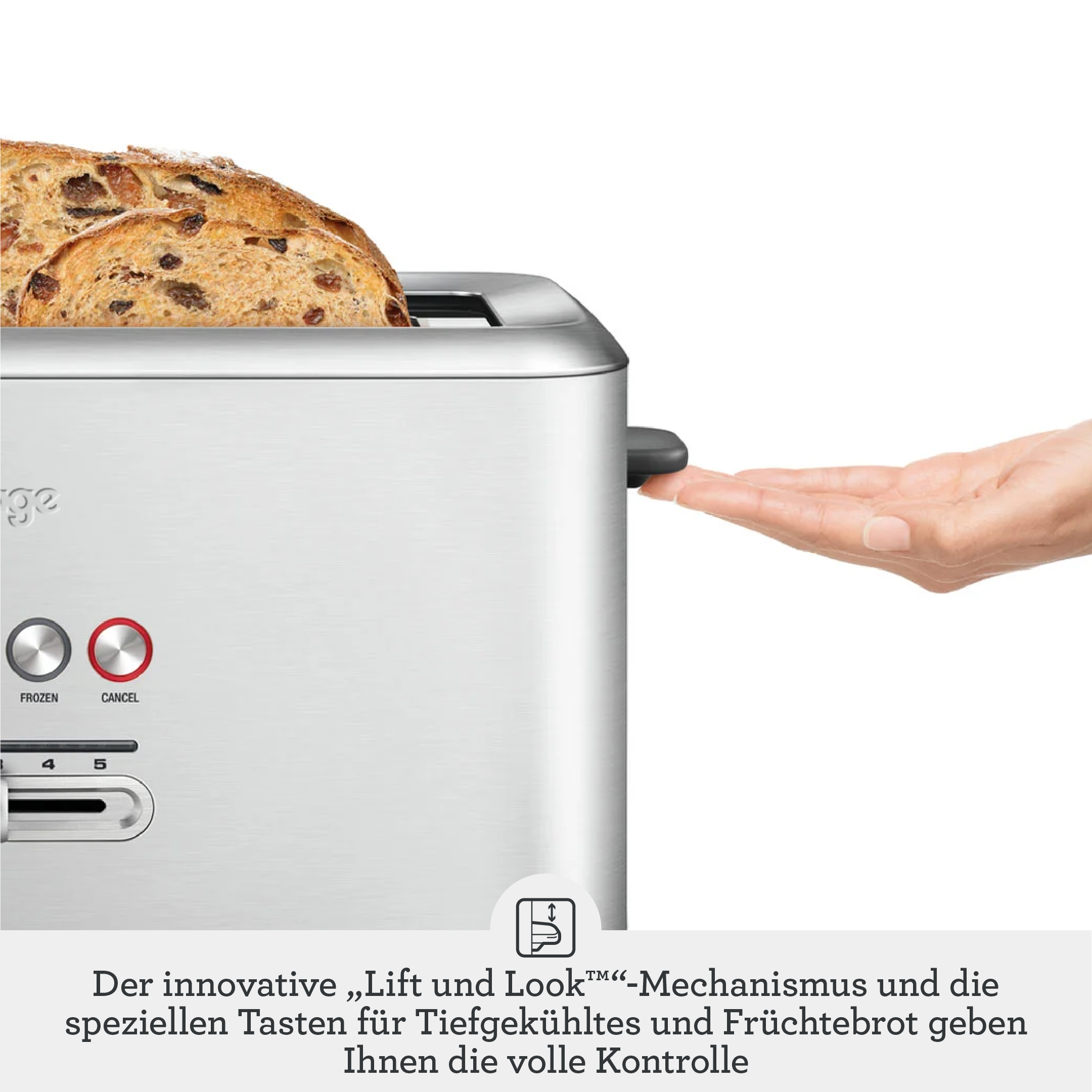 Ein silberner Toaster mit Fruchtbrot und einer Hand, die ihn bedient.