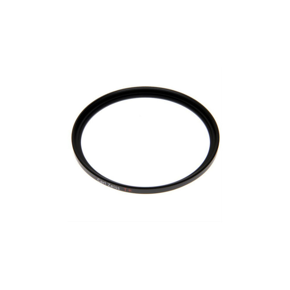 Een zwarte Carl Zeiss filterring met schroefdraad op een witte achtergrond.