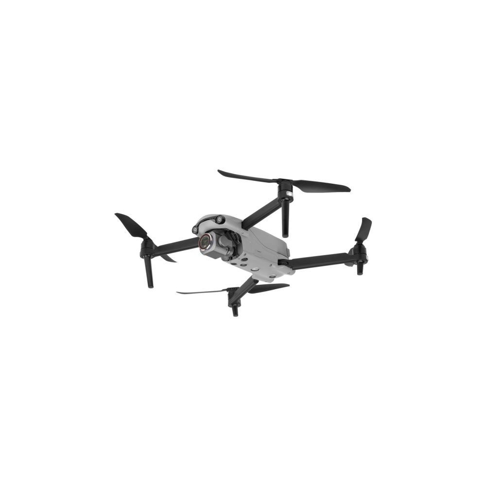 Een grijze drone met vier propellers en een camera, geïsoleerd op wit.