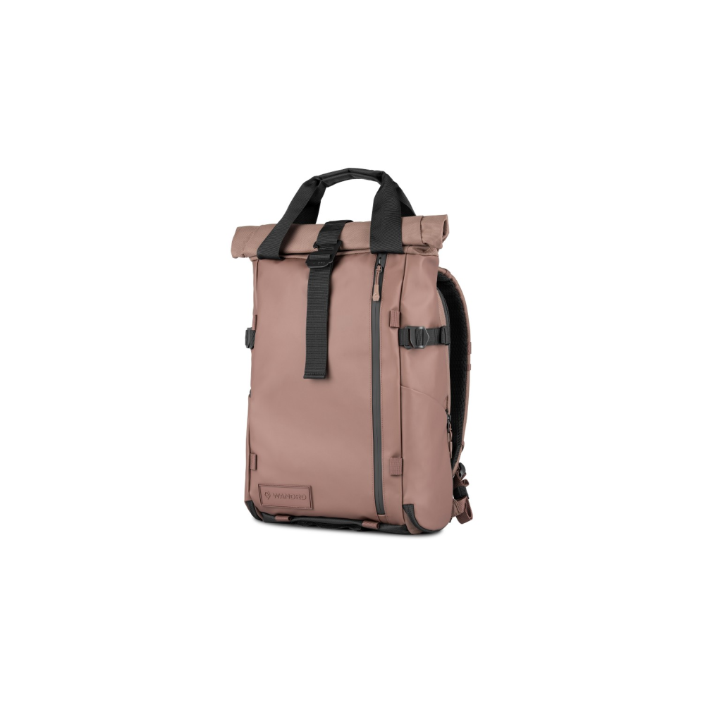 Mauve roll-top rugzak met zwarte banden en ritsen, op witte achtergrond.
