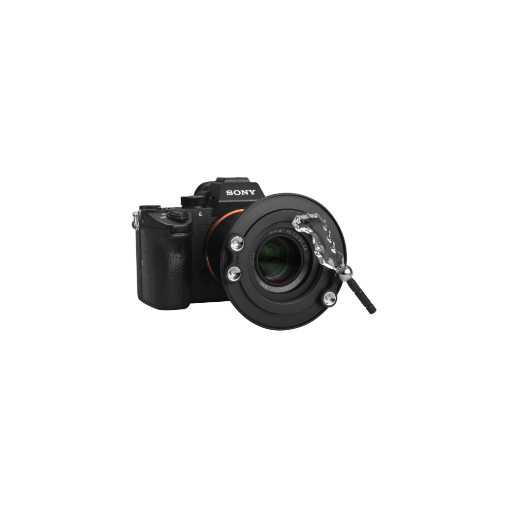 Een zwarte Sony camera met een lensfilter en een transparante handgreep.