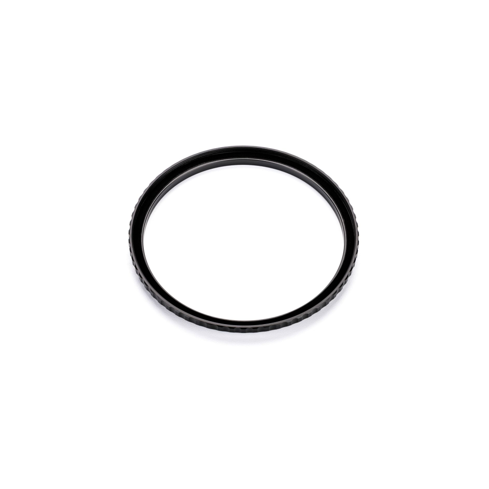 Een zwarte ring met gekartelde rand op witte achtergrond.