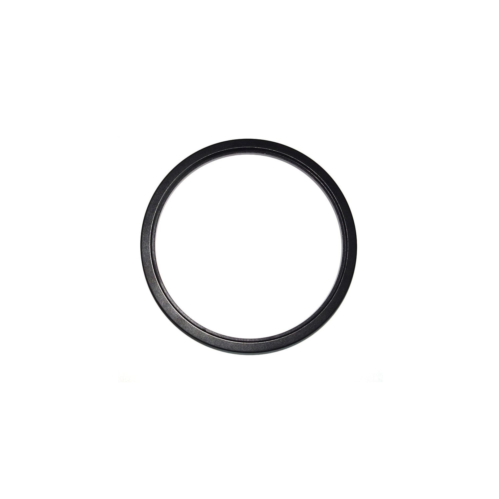 Een dunne, zwarte ring op een witte achtergrond.