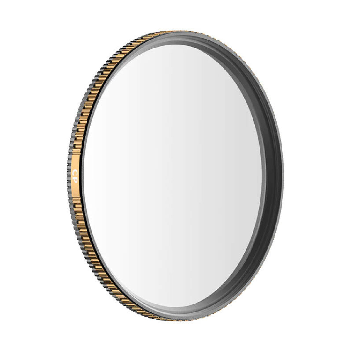 Een rond camerafilter met een goudkleurige en zwarte rand op witte achtergrond.
