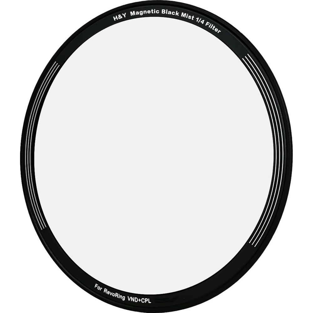 Een rond camerafilter met zwarte rand en wit midden. Tekst: H&Y Magnetic Black Mist 1/4 Filter