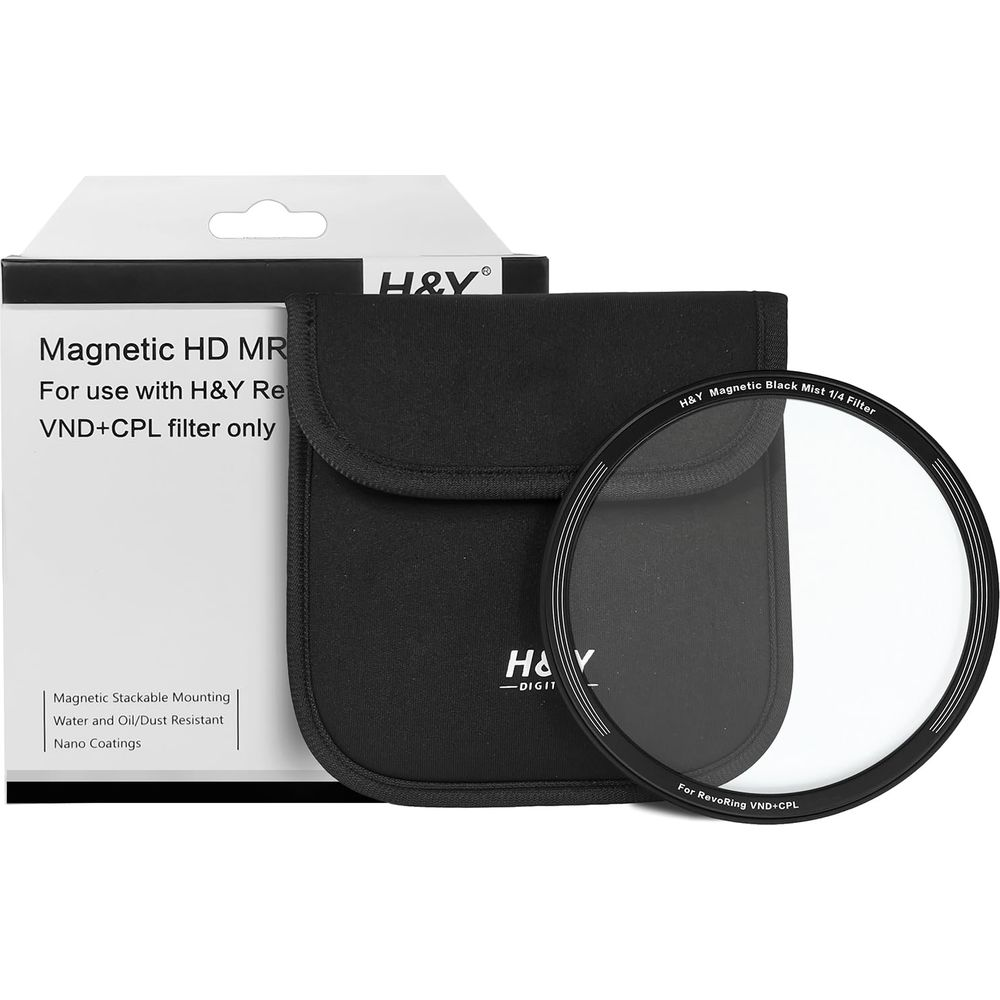 Een H&Y magneetfilter en zwarte hoes op witte achtergrond.