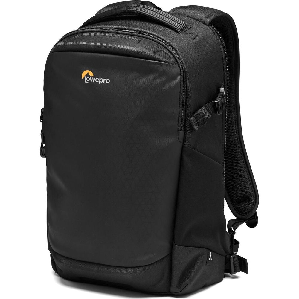 Een zwarte rugzak met het Lowepro-logo op de voorkant.