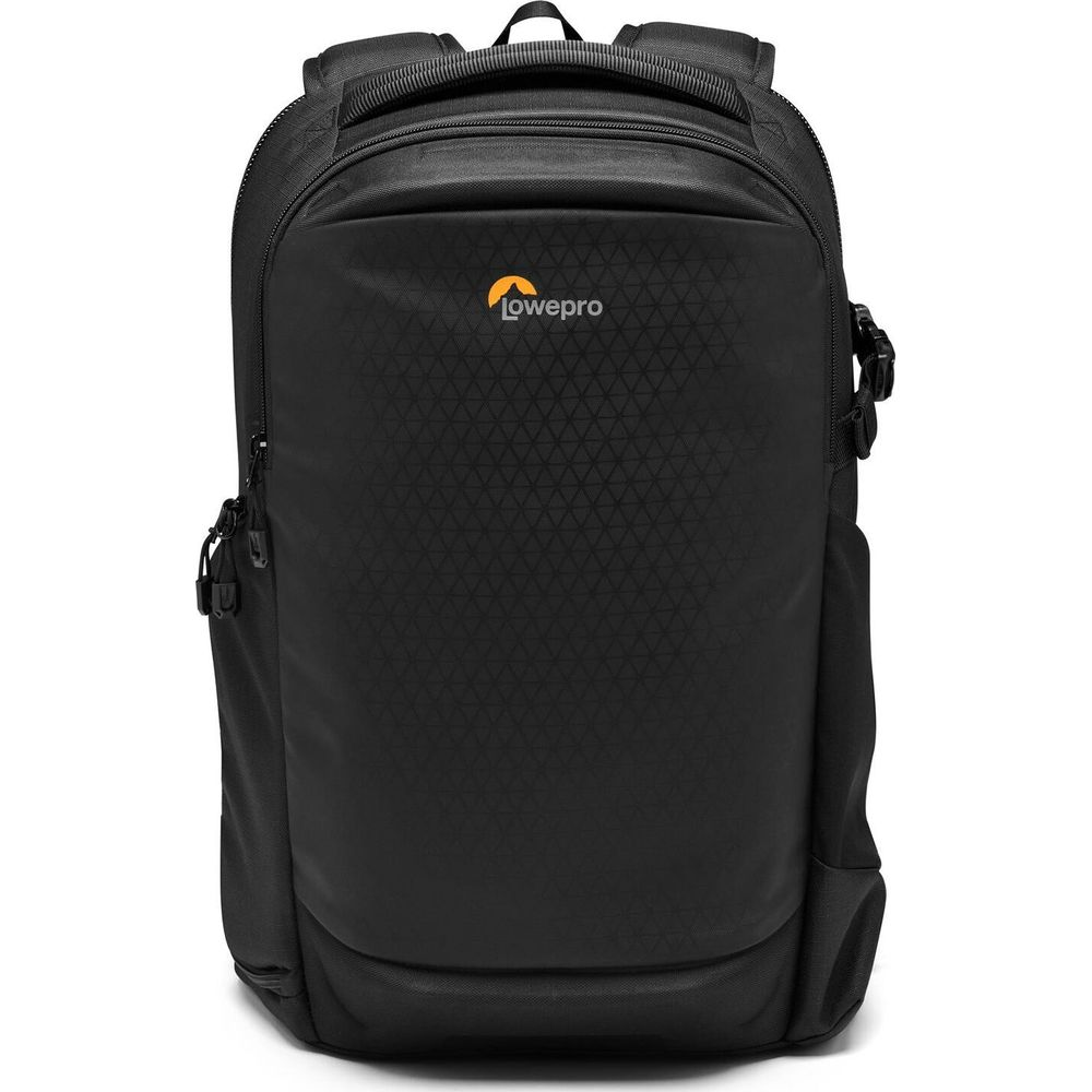 Een zwarte rugzak met het Lowepro-logo op de voorkant.