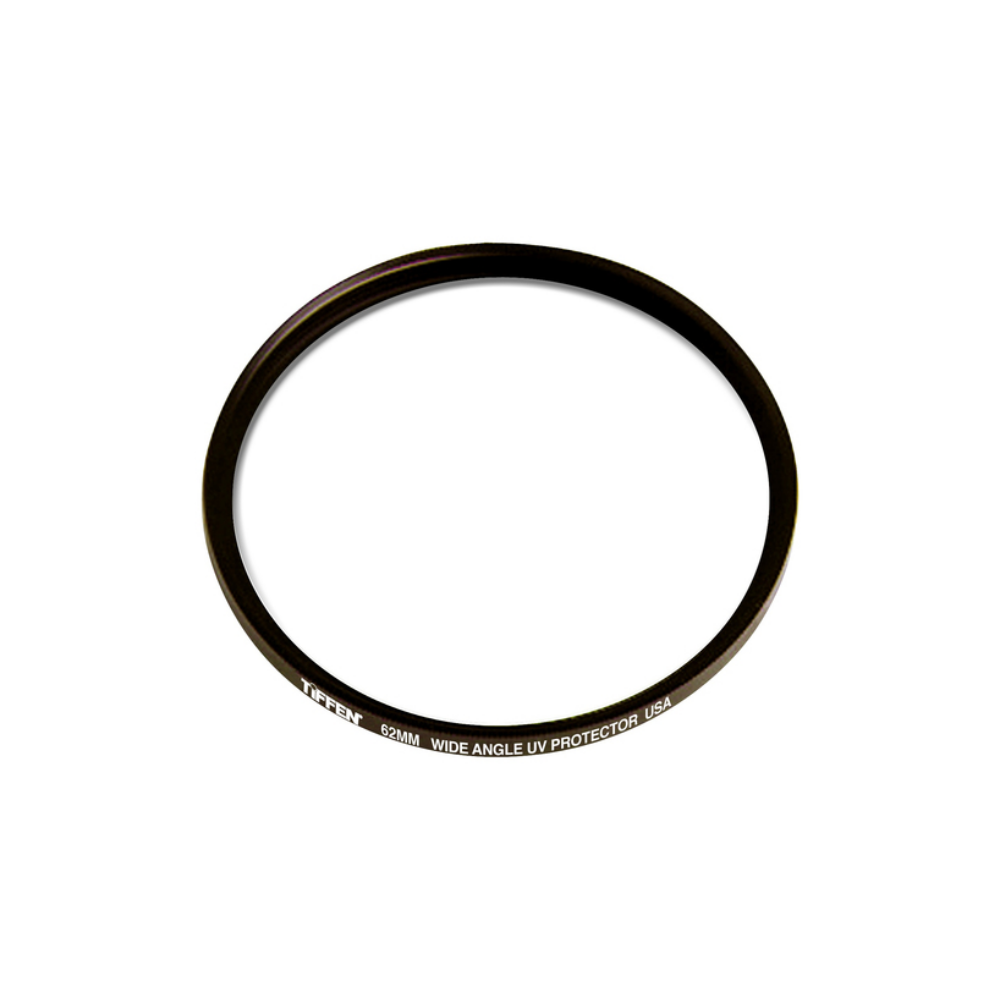 Een zwarte Tiffen 62mm groothoek UV-beschermingsfilter op witte achtergrond.