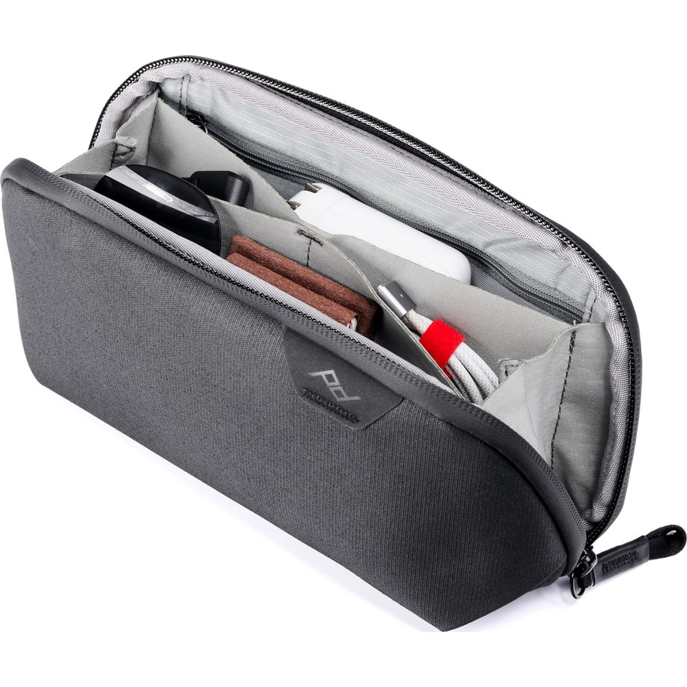 Grijze etui met vakken, met kabels, adapter en oordopjes.
