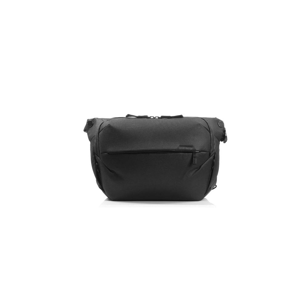 Een zwarte crossbody tas met ritsen en een logo.